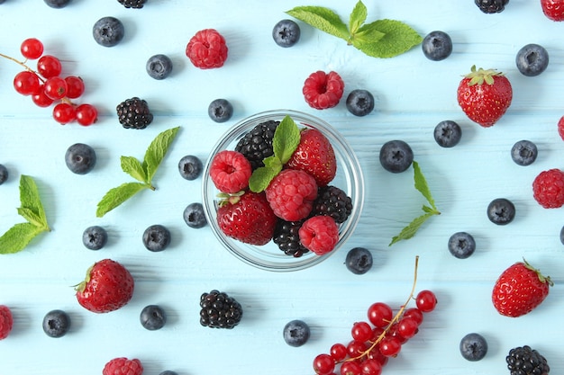 Satz Waldbeeren auf der Tischplattenansicht