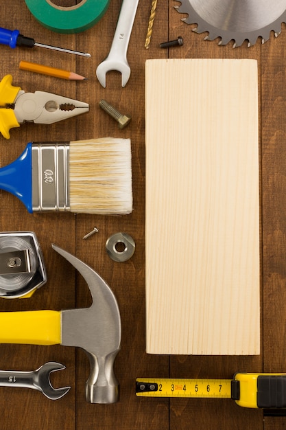 Satz Werkzeuge und Instrumente auf Holz