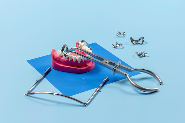 Satz zahnärztliche Instrumente aus Metall für die Zahnpflege