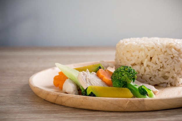 Saubere Hähnchenbrust mit Reis. gesundes Essen Stil