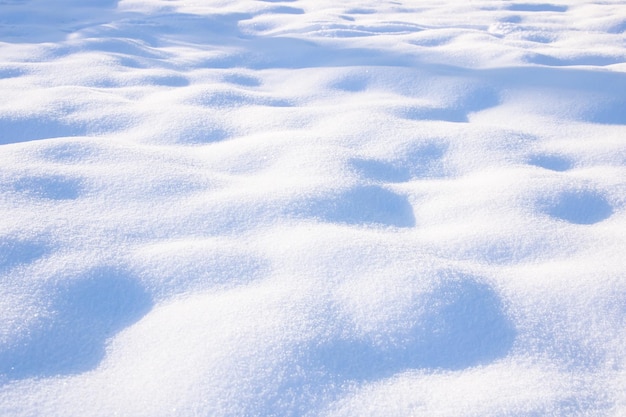 Saubere Schneeoberfläche im Sonnenlicht aus nächster Nähe