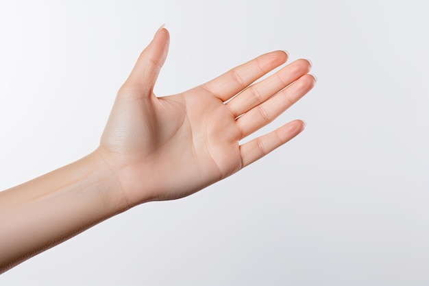 Saubere und einfache leere offene weibliche Hand auf weißem Hintergrund für Hygienekosmetik
