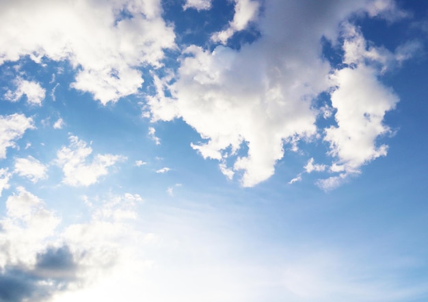 Sauberer blauer Himmel und weiße Wolken Himmelshintergrund mit Platz für Dekoration Und verwendet, um Tapeten zu machen oder im Grafikdesign zu arbeiten