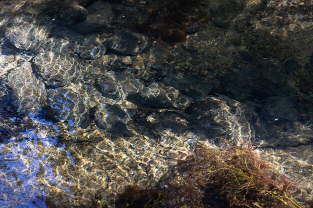 Sauberer Fluss im Berg