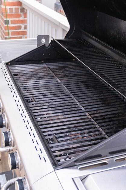 Sauberer Gasgrill mit sechs Brennern, bereit für das Grillen im Sommer.