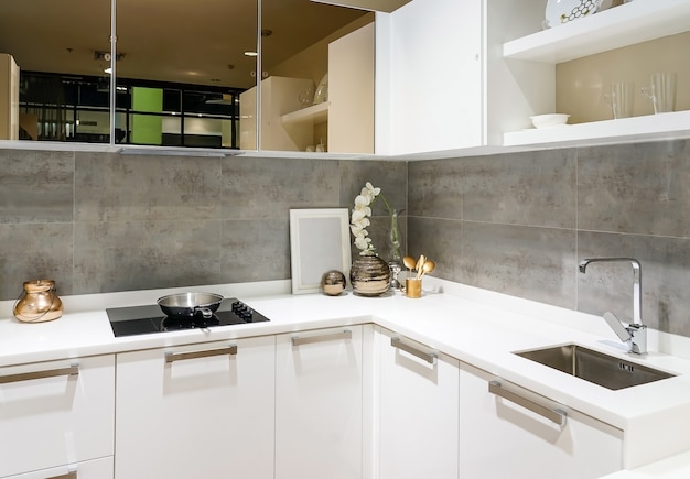 sauberer Kücheninnenraum mit Edelstahlgeräten