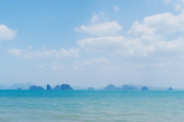 Sauberer Strand der tropischen Natur im Sommer und im blauen Himmel.