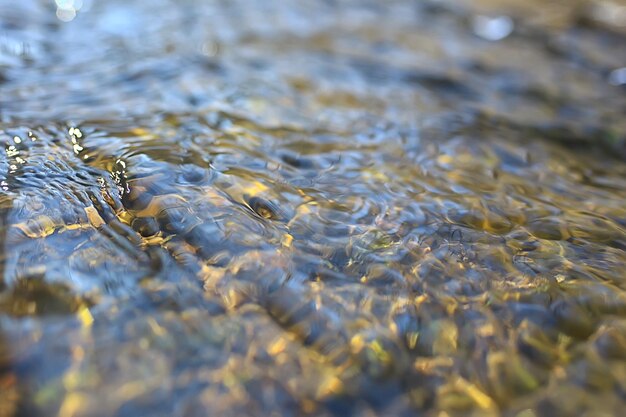 sauberer transparenter Süßwasserstromhintergrund Natur abstrakt