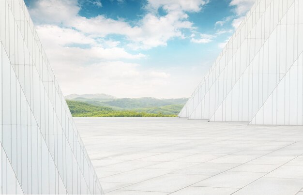 Sauberer und heller architektonischer Raum und Berglandschaft unter dem blauen Himmel