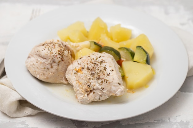 Sauberes Essen Gekochte Hähnchenbrust mit Gemüse