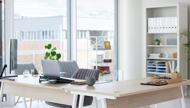 Sauberes, helles und leeres Heimbüro, das mit einem Computer und einem Schreibtisch im Inneren organisiert ist Moderner zeitgenössischer und Arbeitsplatz Blick auf ein dekoriertes Zimmer mit stilvollem Dekor und Holzmöbeln im Innenbereich