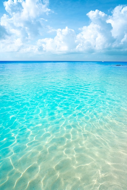 Sauberes Wasser des karibischen Türkisstrandes