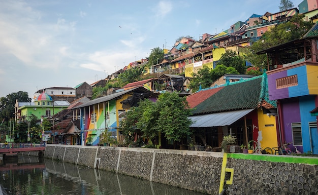 Foto sauberes wasser im fluss bei rainbow village, semarang indonesien