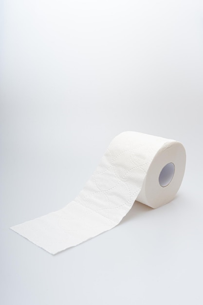 Sauberkeit und Hygiene Toilettenpapierkonzept auf weißem Hintergrund