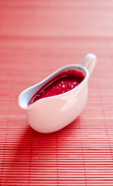 Foto sauciere mit roter sauce