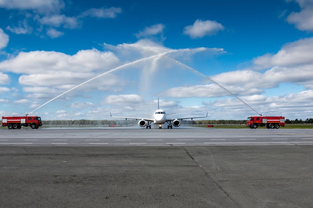 Saudação de água por caminhão de bombeiros no aeroporto para a primeira visita de avião de passageiros