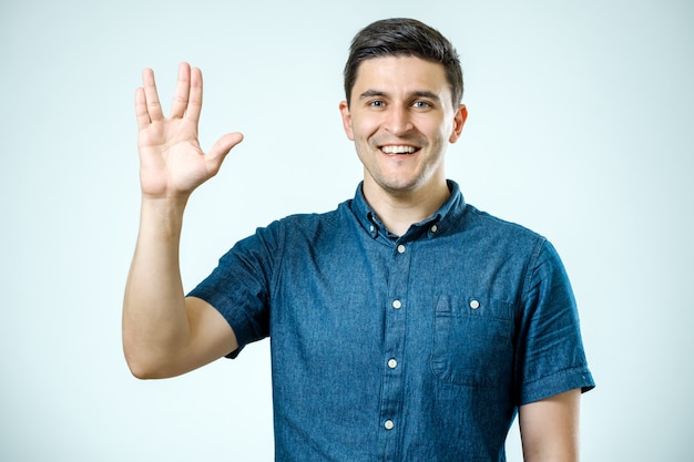 Saudação de Vulcan. Homem recebe fãs