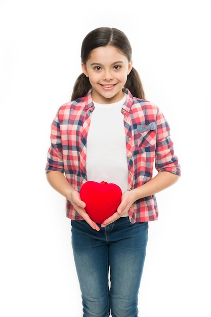 Saudação do coração sincero Menina criança fofa segure símbolo do coração amor Comemore o dia dos namorados Conceito de amor e sentimentos românticos Atributo de coração vermelho dos namorados Presente de coração ou presente Me para você