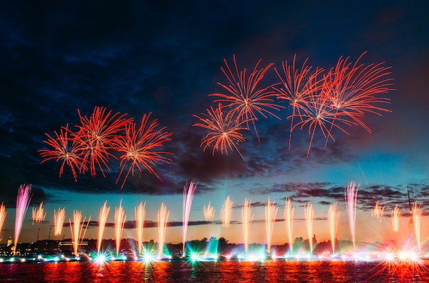 Saudações e fogos de artifício sobre o rio neva na noite branca.