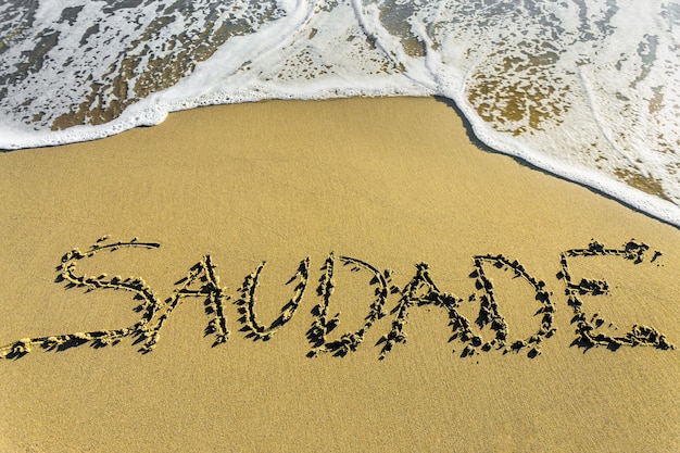 Saudade. Das berühmte portugiesische Wort, das eine Art melancholisches Schreiben auf dem Sand beschreibt