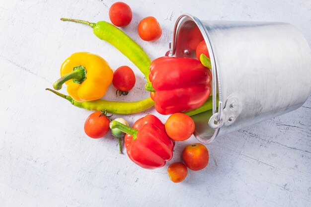 Saudáveis ​​legumes e frutas na mesa de madeira branca