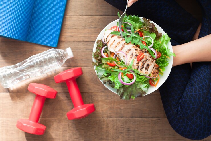 Foto saudável e fitness comida. prato de salada de frango com equipamentos de fitness