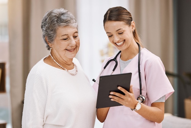 Foto saúde de tablet e enfermeira com mulher sênior para suporte de ajuda digital ou dados e resultados de verificação de bem-estar junto com sorriso paciente idoso feliz em comunicação com médico ou médico