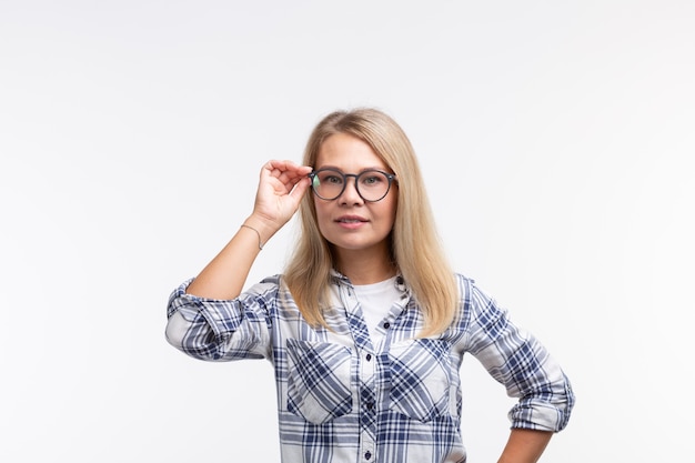 Saúde dos dentes, odontologia e correção de mordida - Mulher feliz e sorridente de óculos com aparelho ortodôntico branco