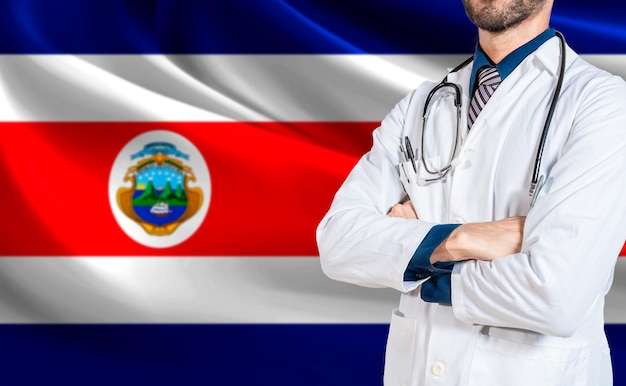 Saúde e cuidados com a bandeira da Costa Rica Conceito nacional de saúde da Costa Rica Médico com estetoscópio na bandeira da Costa Rica
