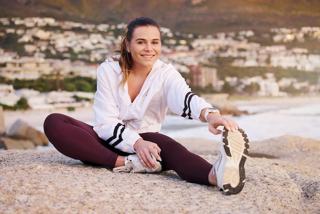 Saúde fitness e mulher esticando pernas ao ar livre para flexibilidade e mobilidade Treinamento esportivo e retrato de atleta feminina do Canadá se preparando ou aquecendo para corrida ou treino cardio