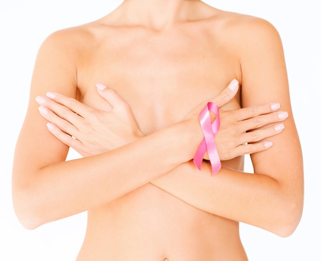 saúde, medicina, conceito de beleza - mulher nua com fita de conscientização do câncer de mama