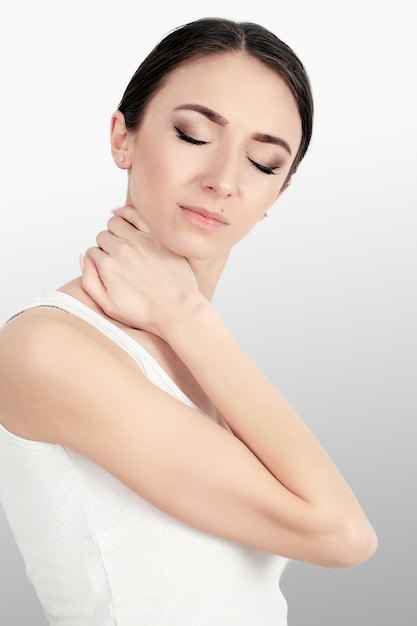 Saúde. Mulher Com Dor Sentindo Mau E Doente, Tendo Dor De Cabeça E Febre, Segurando A Mão. Menina cansado infeliz bonita que sofre da dor e do esforço principais dolorosos. Cuidados de saúde.