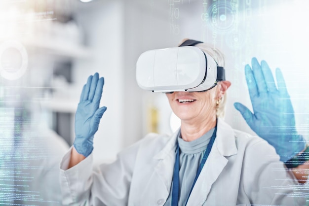 Saúde VR e digital com um médico cientista em um laboratório para pesquisa ou inovação Metaverse realidade virtual e futuro com um profissional de ciências médicas usando software em um laboratório