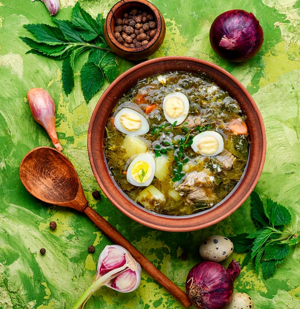 Sauerampfersuppe in der Schüssel