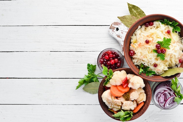 Sauerkraut in einem Glas auf einem weißen Kochtisch Kohl Blumenkohl Draufsicht Freier Platz für Ihren Text