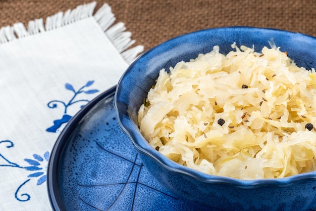 Sauerkraut in einer blauen Schüssel Frisches gesundes Sauerkraut