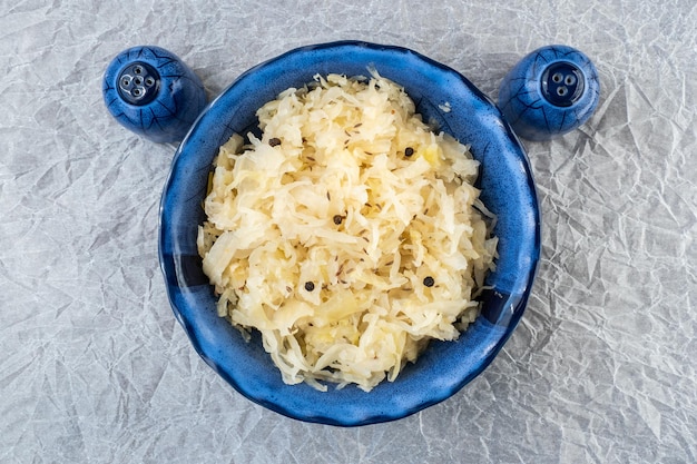 Sauerkraut in einer blauen Schüssel Frisches gesundes Sauerkraut