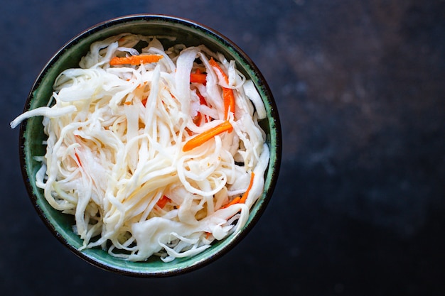 Sauerkraut Kohl Salat Marinade Snack bereit zu essen auf dem Tisch