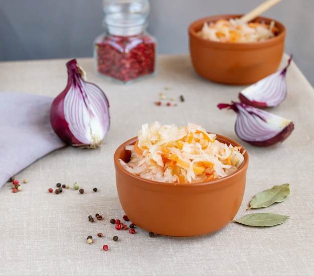 Sauerkraut mit Karotten in den Schüsseln eines Lehms.