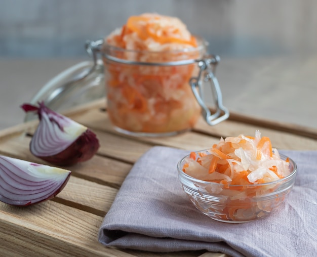 Sauerkraut mit Karotten in einem Glasgefäß