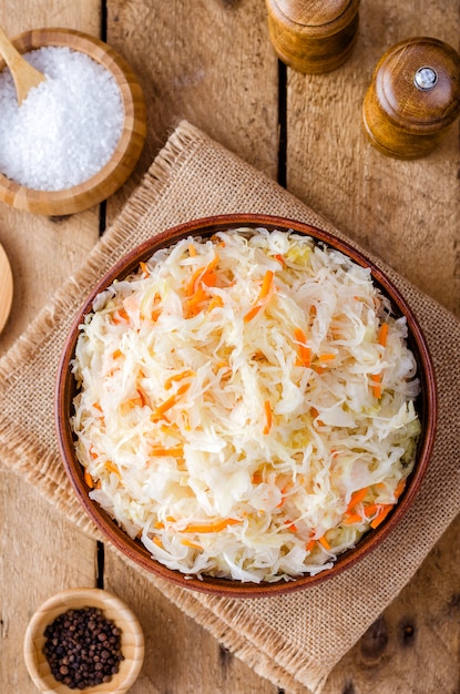 Sauerkraut en un recipiente de arcilla