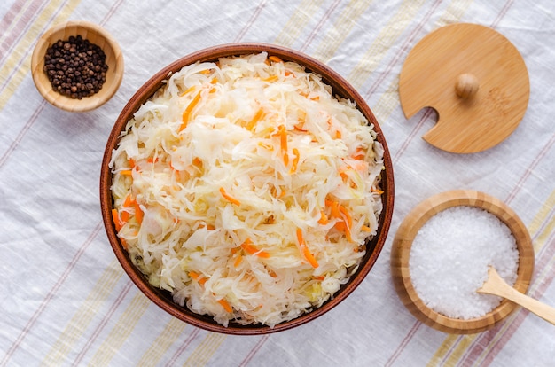 Sauerkraut en un recipiente de arcilla