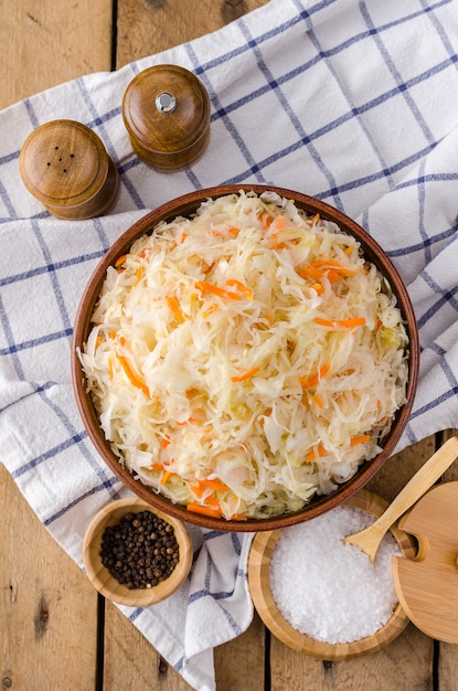 Sauerkraut en un recipiente de arcilla