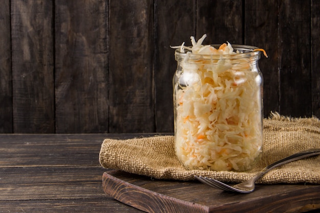 Sauerkraut con zanahorias en un frasco