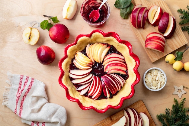 Sauerteig oder Mürbeteig in Keramik-Tortenform Zu Weihnachten und Silvester backen wir einen rustikalen Apfelkuchen