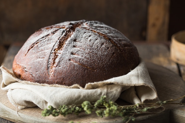 Sauerteigbrot. Frisch gebackener Bio-Weizen backen.