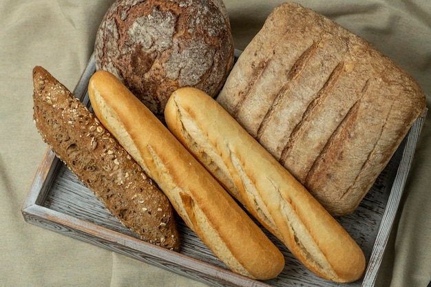 Sauerteigbrot in einem rustikalen Tablett, handgefertigt, gerade gebacken stockfoto