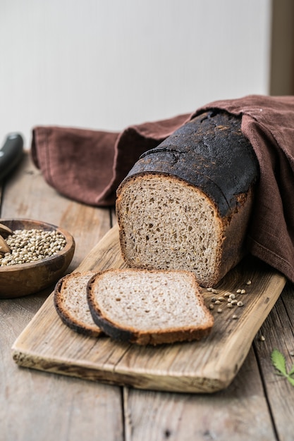 Sauerteigbrot, Vollkorn-Roggenbrot mit Cannabis und Weizenmischmehl