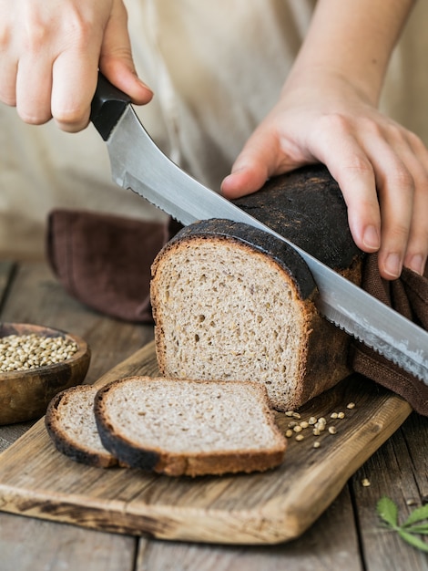 Sauerteigbrot, Vollkorn-Roggenbrot mit Cannabis und Weizenmischmehl