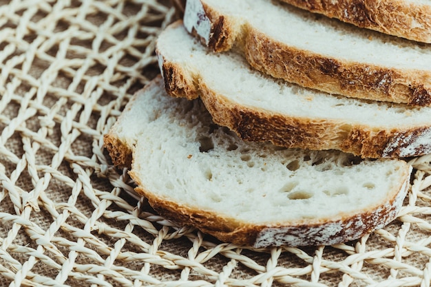 Sauerteigbrotscheiben auf einem rustikalen Rost